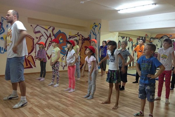 4 день в лагере «Радуга» начался с традиционной танцевальной зарядки. 
